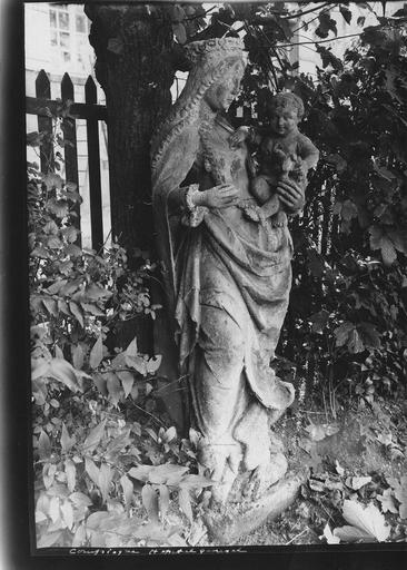 statue (petite nature) : Vierge à l'enfant, pierre - © Ministère de la Culture (France), Médiathèque du patrimoine et de la photographie (objets mobiliers), tous droits réservés