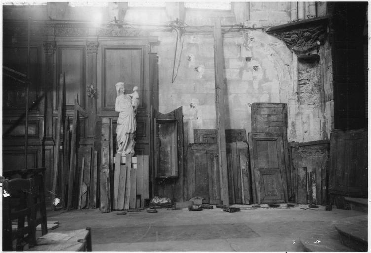 Décor et du mobilier du choeur (lambris, autel, tabernacle, exposition, 10 crédences, bois). Pendant démontage.