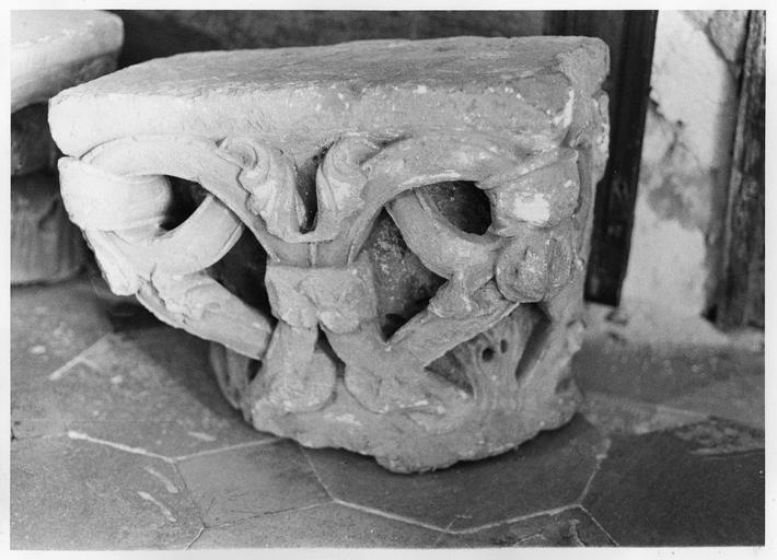 chapiteau provenant de la collégiale Saint-Evremond (détruite) - © Ministère de la Culture (France), Médiathèque du patrimoine et de la photographie (objets mobiliers), tous droits réservés