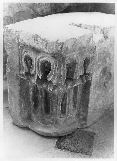 chapiteau provenant de la collégiale Saint-Evremond (détruite) - © Ministère de la Culture (France), Médiathèque du patrimoine et de la photographie (objets mobiliers), tous droits réservés
