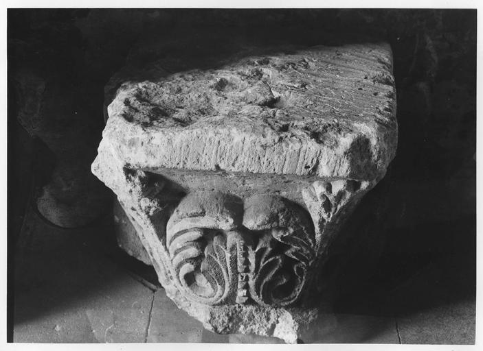 chapiteau provenant de la collégiale Saint-Evremond (détruite) - © Ministère de la Culture (France), Médiathèque du patrimoine et de la photographie (objets mobiliers), tous droits réservés