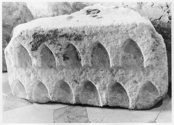 Élément d'architecture provenant de la collégiale Saint-Evremond (détruite) - © Ministère de la Culture (France), Médiathèque du patrimoine et de la photographie (objets mobiliers), tous droits réservés
