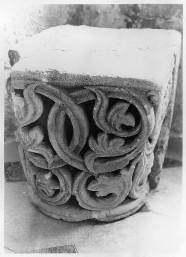 chapiteau provenant de la collégiale Saint-Evremond (détruite) - © Ministère de la Culture (France), Médiathèque du patrimoine et de la photographie (objets mobiliers), tous droits réservés