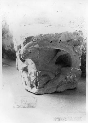 chapiteau provenant de la collégiale Saint-Evremond (détruite) - © Ministère de la Culture (France), Médiathèque du patrimoine et de la photographie (objets mobiliers), tous droits réservés