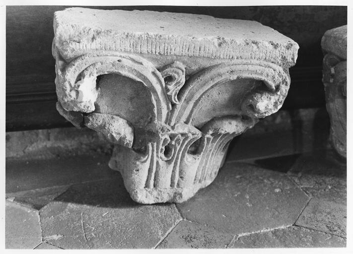 chapiteau provenant de la collégiale Saint-Evremond (détruite) - © Ministère de la Culture (France), Médiathèque du patrimoine et de la photographie (objets mobiliers), tous droits réservés