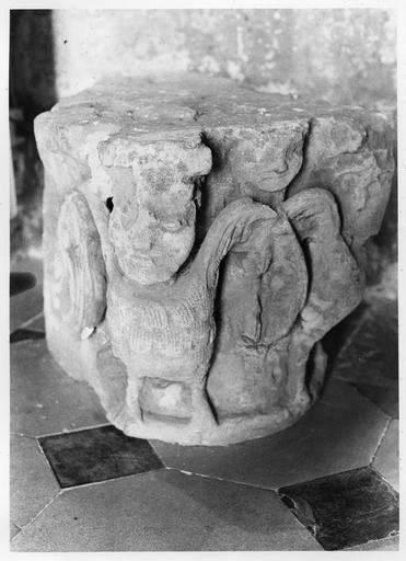 chapiteau provenant de la collégiale Saint-Evremond (détruite) - © Ministère de la Culture (France), Médiathèque du patrimoine et de la photographie (objets mobiliers), tous droits réservés