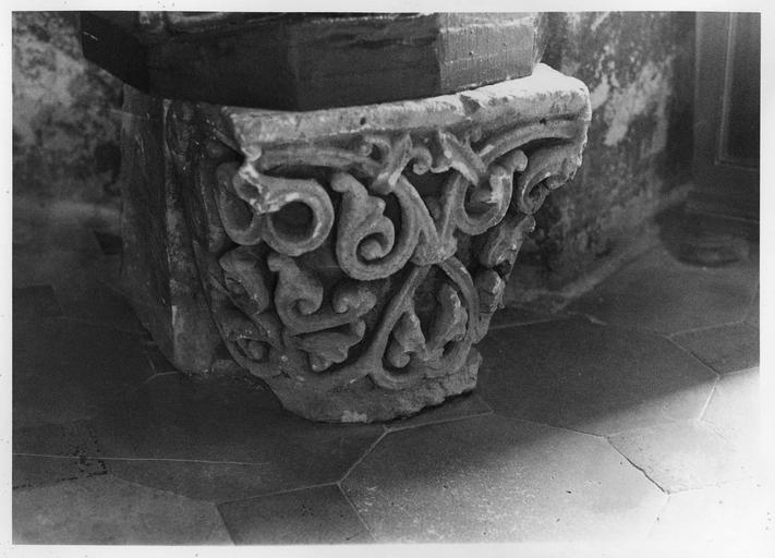 chapiteau provenant de la collégiale Saint-Evremond (détruite) - © Ministère de la Culture (France), Médiathèque du patrimoine et de la photographie (objets mobiliers), tous droits réservés