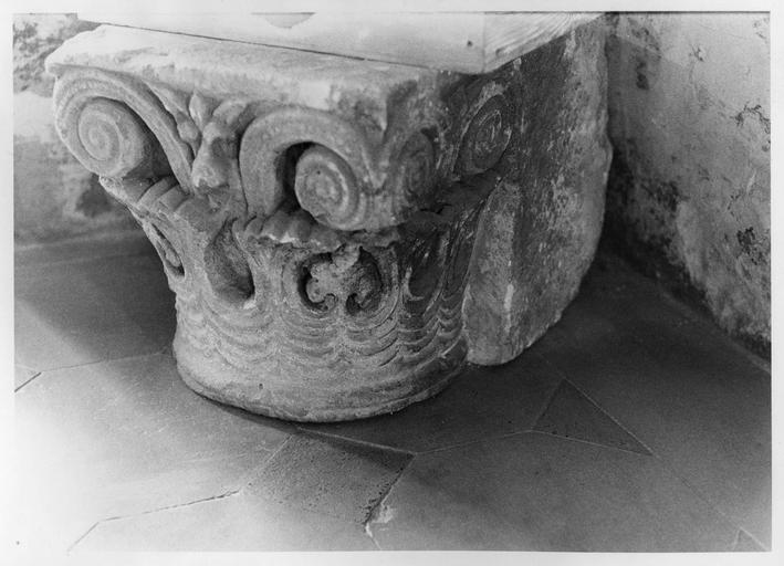 chapiteau provenant de la collégiale Saint-Evremond (détruite) - © Ministère de la Culture (France), Médiathèque du patrimoine et de la photographie (objets mobiliers), tous droits réservés