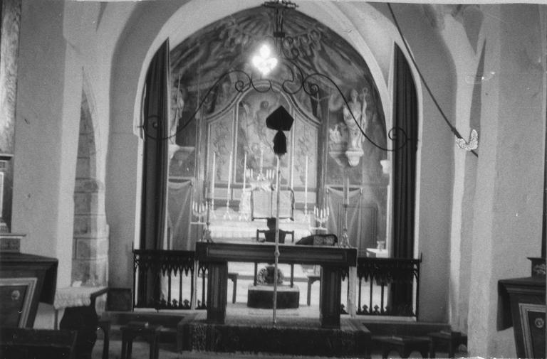 Maître autel, gradins d'autel, tabernacle, retable, bois peint, tableau d'autel : la résurrection du Christ. Vue générale du choeur. - © Ministère de la Culture (France), Médiathèque du patrimoine et de la photographie (objets mobiliers), tous droits réservés