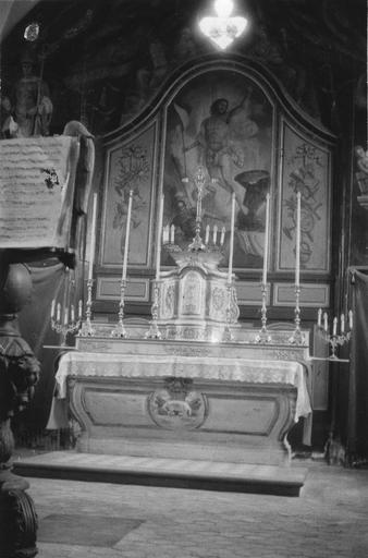 Maître autel, gradins d'autel, tabernacle, retable, bois peint, tableau d'autel : la résurrection du Christ. Vue générale. - © Ministère de la Culture (France), Médiathèque du patrimoine et de la photographie (objets mobiliers), tous droits réservés
