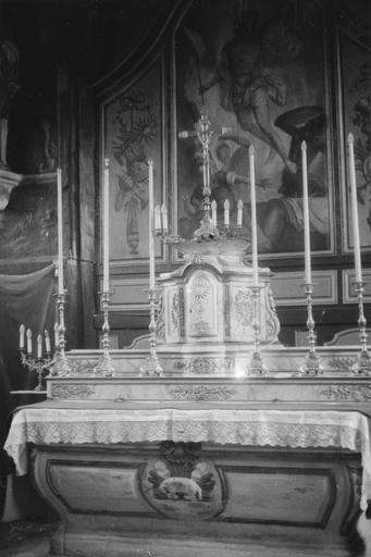 Maître autel, gradins d'autel, tabernacle, retable, bois peint, tableau d'autel : la résurrection du Christ. Détail de l'autel. - © Ministère de la Culture (France), Médiathèque du patrimoine et de la photographie (objets mobiliers), tous droits réservés