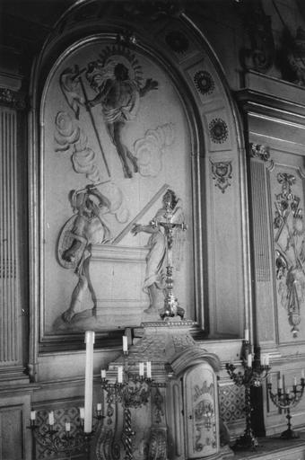 Maître autel, tabernacle, retable, bois peint et doré. Détail du tableau d'autel sculpté : la résurrection du Christ. - © Ministère de la Culture (France), Médiathèque du patrimoine et de la photographie (objets mobiliers), tous droits réservés