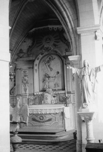 Maître autel, tabernacle, retable, aigle lutrin, bois sculpté peint et doré. Vue latérale droite. - © Ministère de la Culture (France), Médiathèque du patrimoine et de la photographie (objets mobiliers), tous droits réservés
