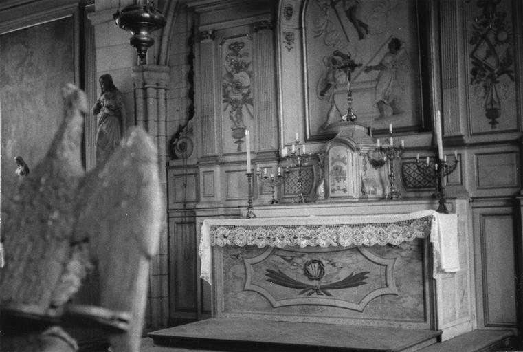 Maître autel, tabernacle, retable, aigle lutrin, bois sculpté peint et doré. Vue rapprochée. - © Ministère de la Culture (France), Médiathèque du patrimoine et de la photographie (objets mobiliers), tous droits réservés