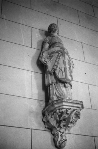 statue (petite nature) : ange tenant un blason avec les instruments de la Passion, pierre - © Ministère de la Culture (France), Médiathèque du patrimoine et de la photographie (objets mobiliers), tous droits réservés