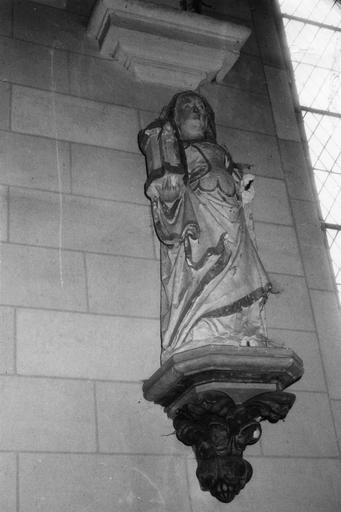 statue (petite nature) : sainte Barbe, pierre - © Ministère de la Culture (France), Médiathèque du patrimoine et de la photographie (objets mobiliers), tous droits réservés