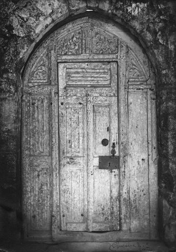 Porte en bois sculpté