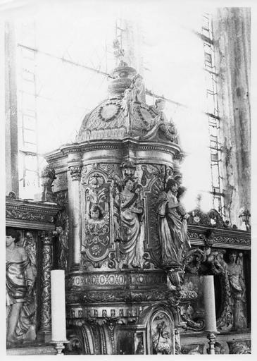 Tabernacle à ailes et exposition ouvrante, bois. Détail de l'exposition fermée.