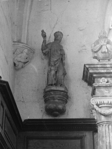 ensemble de 2 statues (statuettes) : saint Côme et saint Damien, pierre. Vue de la statue de gauche.