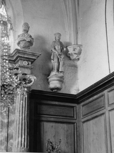 ensemble de 2 statues (statuettes) : saint Côme et saint Damien, pierre. Vue de la statue de droite.