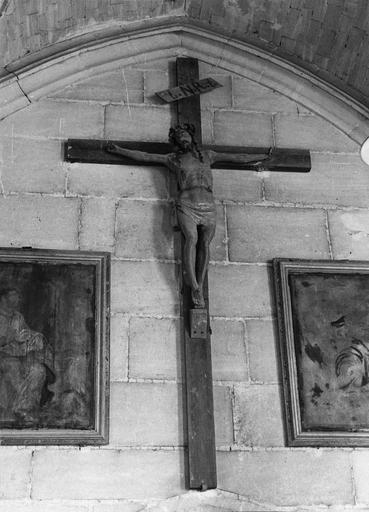 croix : Christ en croix, bois. Vue générale.