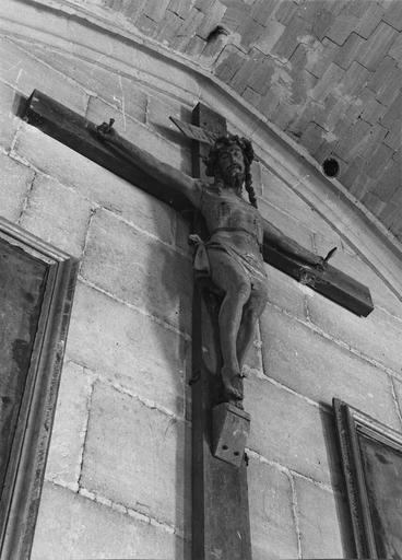 croix : Christ en croix, bois. Christ vu en contre plongée.