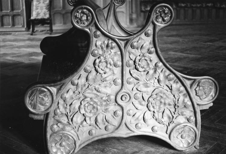 banc double face à dossier réversible, créé par Eugène Viollet-le-Duc, bois sculpté. Détail d'une jouée.