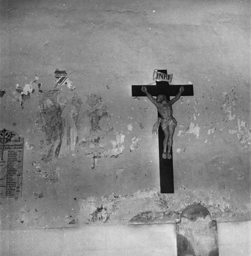 peintures monumentales : le portement de croix et la crucifixion. Avant dégagement.