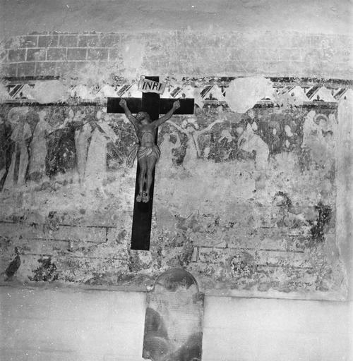 peintures monumentales : le portement de croix et la crucifixion. Après dégagement.
