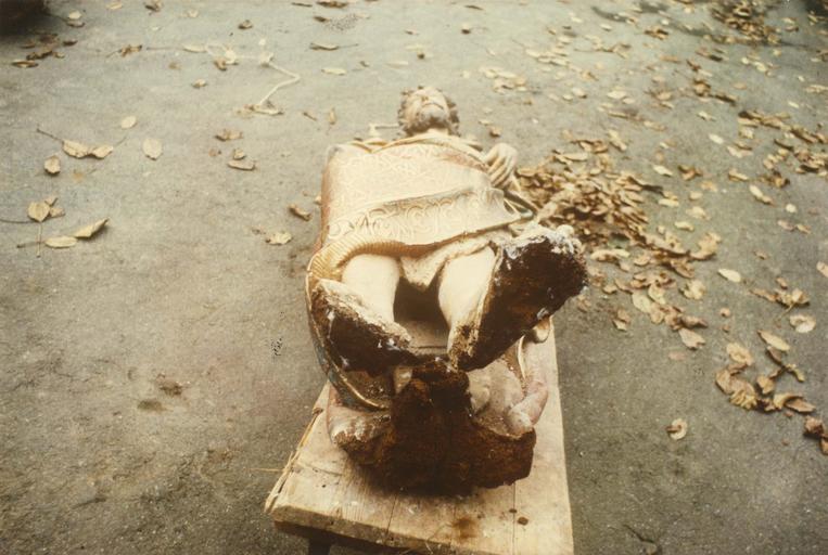 statue colossale : saint Jean-Baptiste, bois. Détail de la base avant restauration.