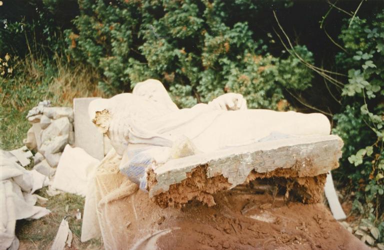 groupe sculpté : Vierge de Pitié, bois. Détail de la base avant restauration.