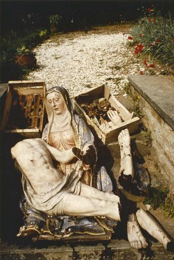 groupe sculpté : Vierge de Pitié, bois. Vue générale avant restauration.