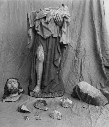 statue (grandeur nature) : saint Jean-Baptiste, pierre. Vue générale avant restauration.