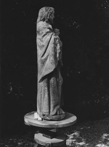 statue (grandeur nature) : saint Jean-Baptiste, pierre. Profil droit après restauration.