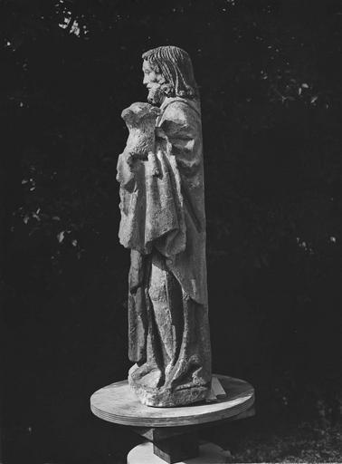 statue (grandeur nature) : saint Jean-Baptiste, pierre. Profil gauche après restauration.
