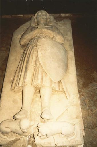 tombeau : gisant de Jean de Savignies, pierre