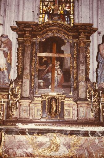 Tabernacle et retable du maître-autel, bois sculpté peint et doré, tableau d'autel : la Sainte Famille. Avant restauration.