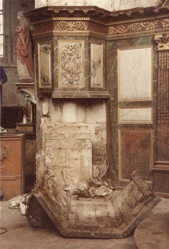 lambris de revêtement du choeur, bois sculpté peint et doré. Pilastre du côté nord avant restauration.