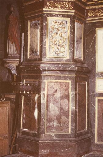 lambris de revêtement du choeur, bois sculpté peint et doré. Pilastre du côté nord avant restauration.