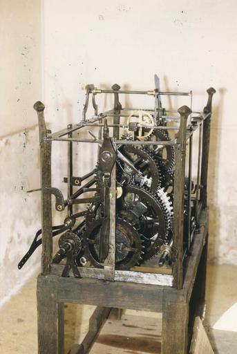 Horloge d'édifice avec son dispositif de fonctionnement (poids et tringlerie). Vue latérale.