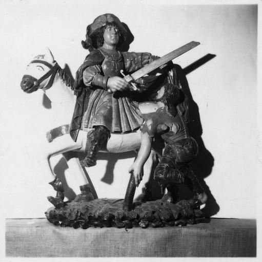 groupe sculpté : la charité de saint Martin, bois polychrome. Vue générale avant restauration.