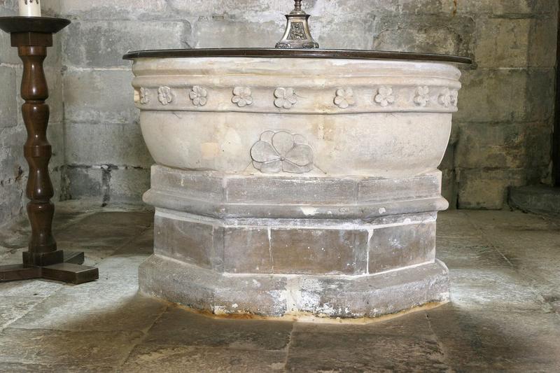 fonts baptismaux, vue générale - © Ministère de la Culture (France), Conservation des antiquités et objets d'art de l'Oise, tous droits réservés