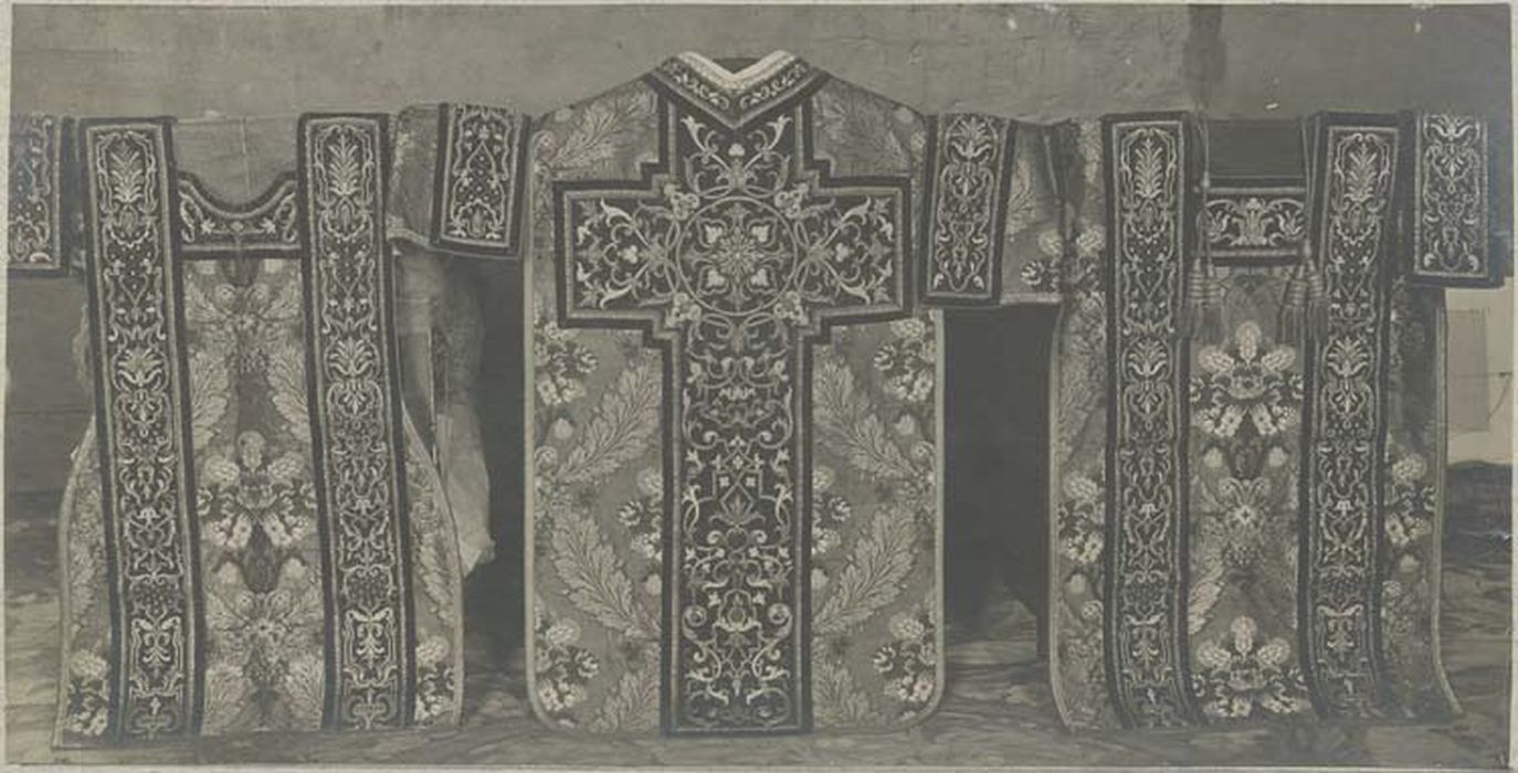 chasuble, dalmatiques (ornement doré)