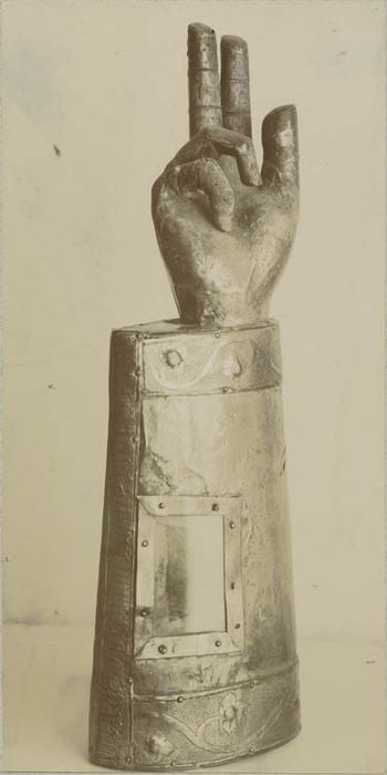 reliquaire morphologique dit bras-reliquaire de saint Sulpice, saint Côme et saint Pantaléon - © Ministère de la Culture (France), Médiathèque du patrimoine et de la photographie, diffusion GrandPalaisRmn Photo