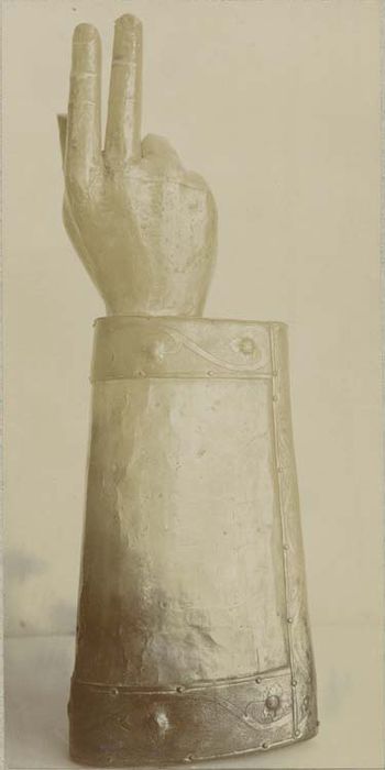 reliquaire morphologique dit bras-reliquaire de saint Sulpice, saint Côme et saint Pantaléon - © Ministère de la Culture (France), Médiathèque du patrimoine et de la photographie, diffusion GrandPalaisRmn Photo