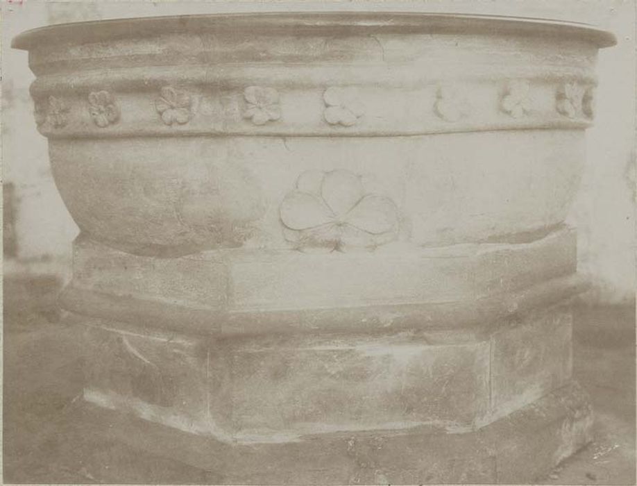 fonts baptismaux (cuve baptismale à infusion) - © Ministère de la Culture (France), Médiathèque du patrimoine et de la photographie, diffusion GrandPalaisRmn Photo