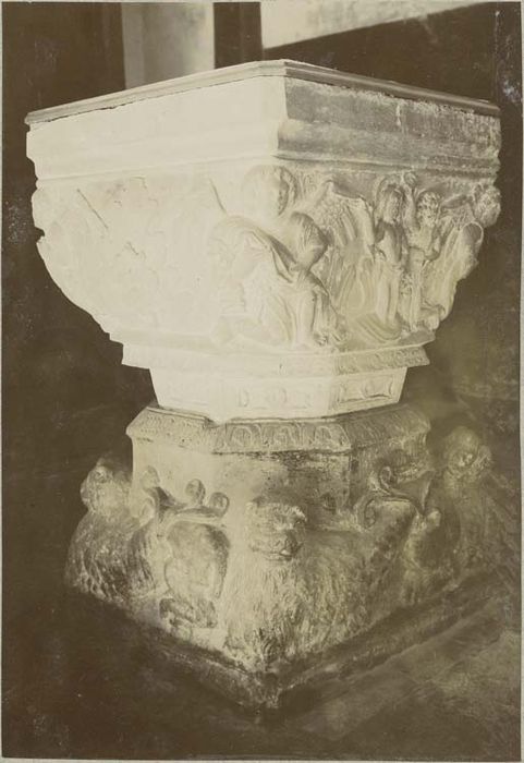 fonts baptismaux (cuve baptismale à infusion) - © Ministère de la Culture (France), Médiathèque du patrimoine et de la photographie, diffusion GrandPalaisRmn Photo