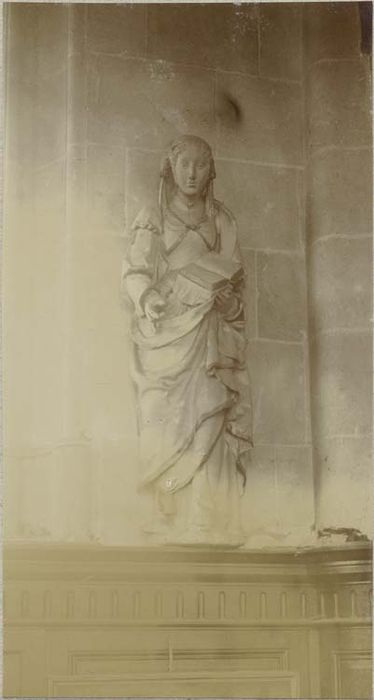 statue : Sainte non identifiée