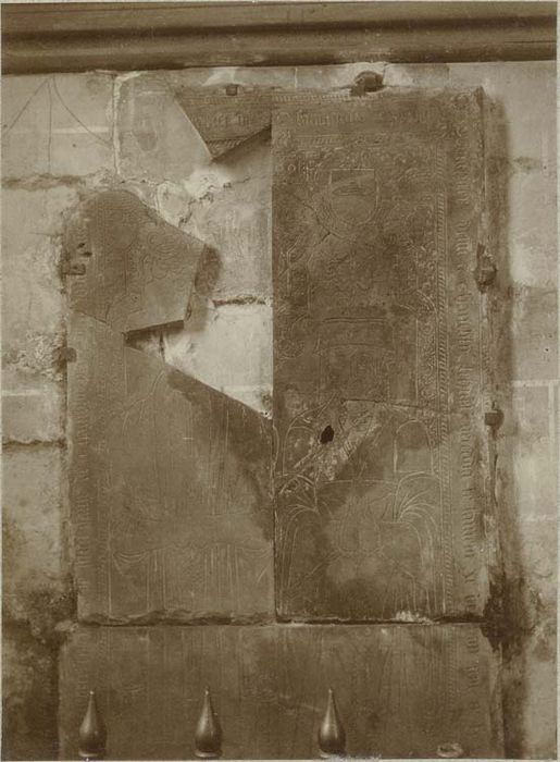 dalle funéraire à effigie gravée de X de Saint-Omer et de sa femme