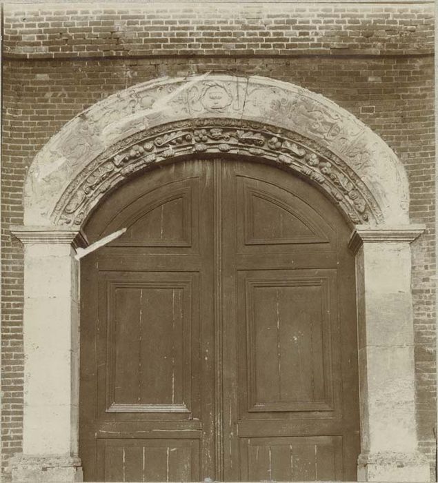 élément d'architecture : arcade provenant du château de Sarcus